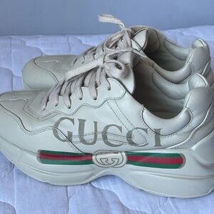 Gucci Off-White Sneakers with Logo and Stripe